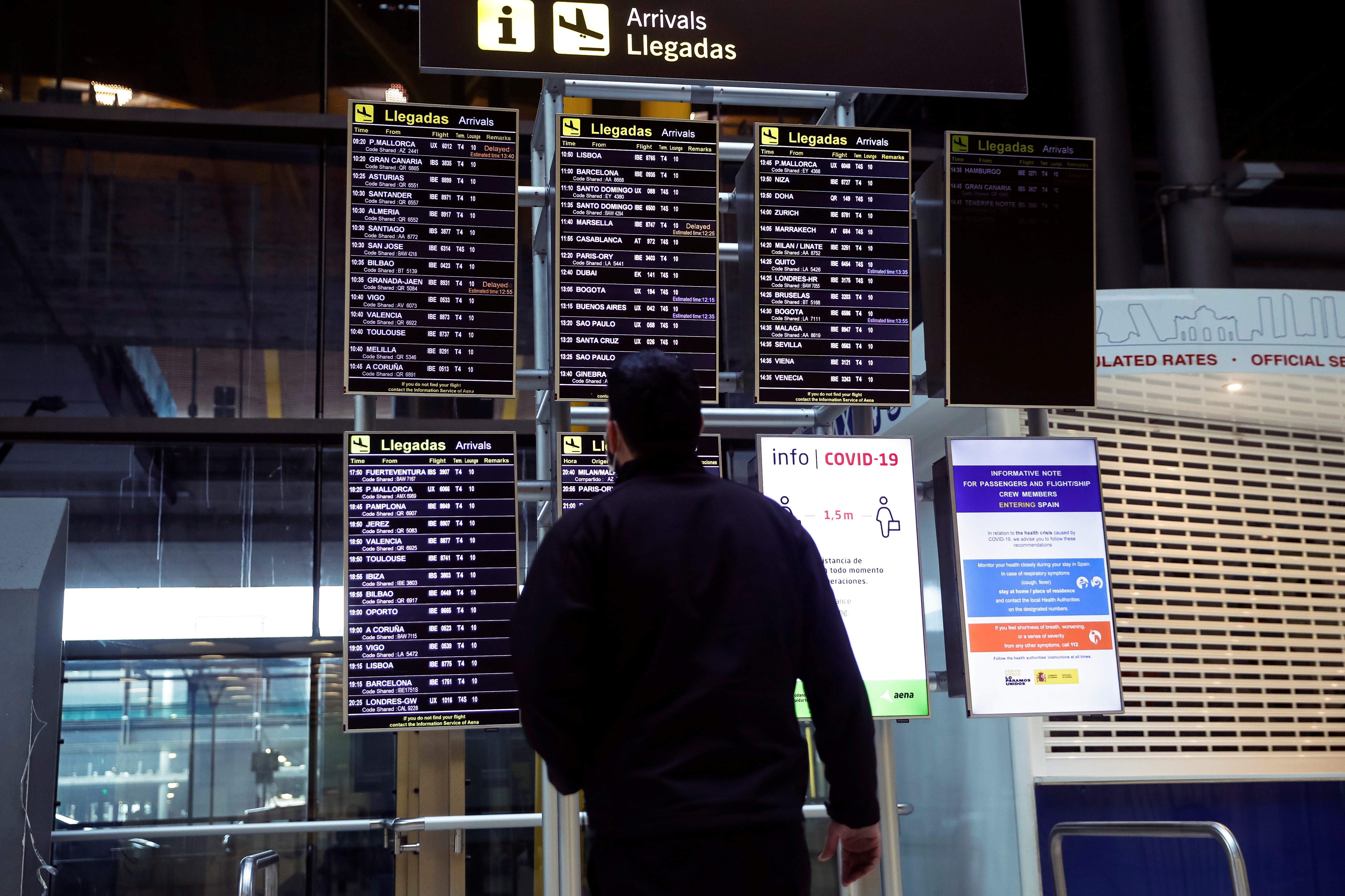 Uno de los consejos es ser flexible a la hora de elegir el viaje, ya que en una fecha no prevista puede aparecer una oferta imperdible.  (EFE/Emilio Naranjo/Archivo)