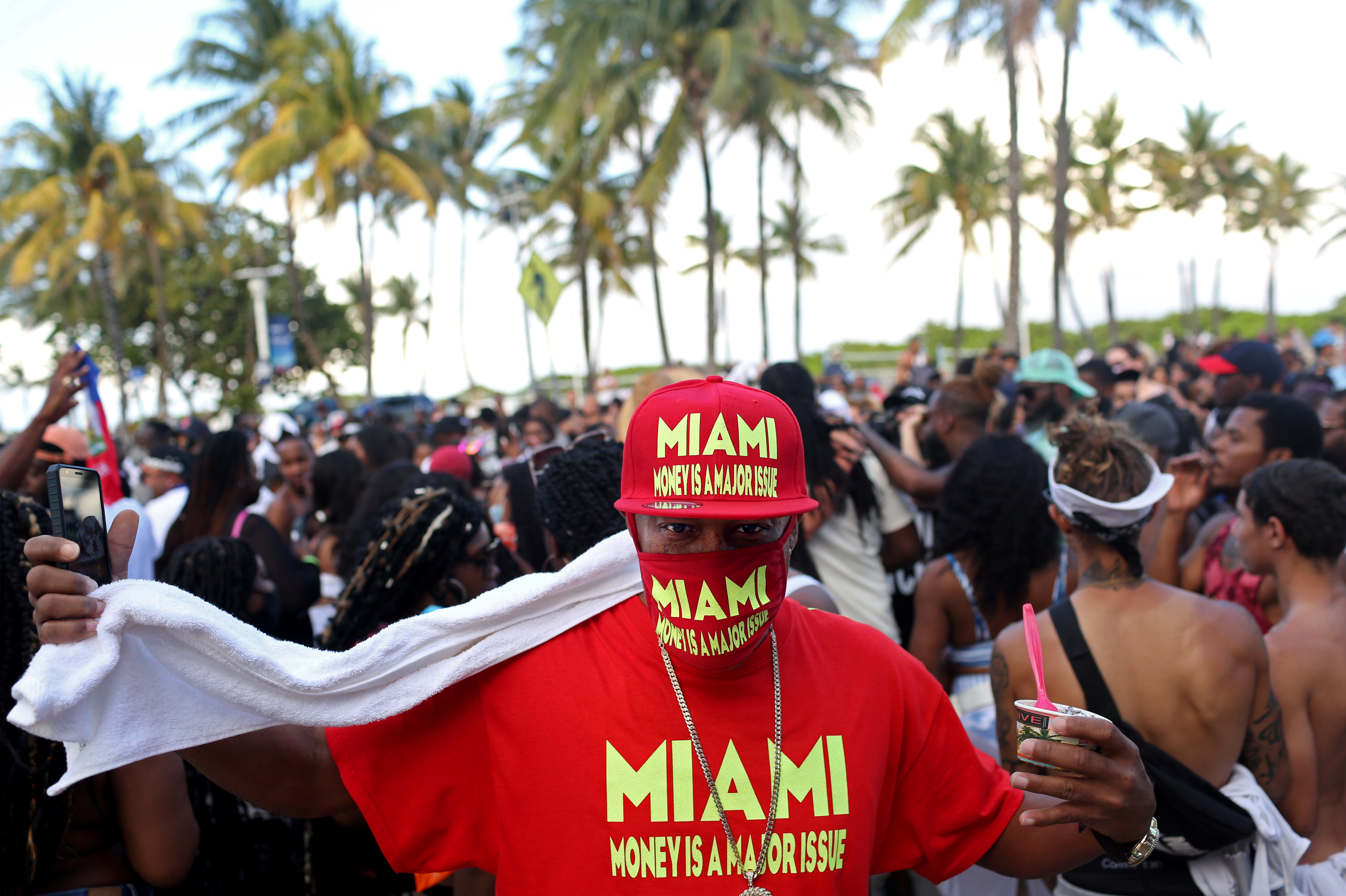 Las playas y la vida social de Miami son siempre un destino atractivo para las vacaciones argentinas.  (REUTERS/Yana Paskova)