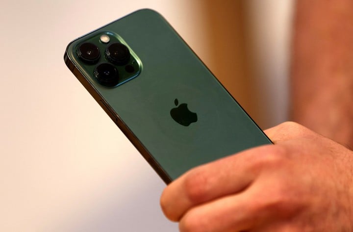 El precio del iPhone 13 para el Cyber ​​Monday es de $452.745 frente a los actuales 545.775 pesos.  Foto: Reuters