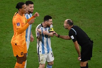 Los jugadores argentinos protestaron airados ante el juez por los descuentos que permitieron el gol de Holanda a los 100 minutos